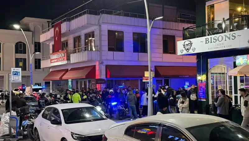 Kafenin Önünde Gerilim: Havaya Ateş Açan Şahıs, Sahibine Bıçakla Saldırdı!