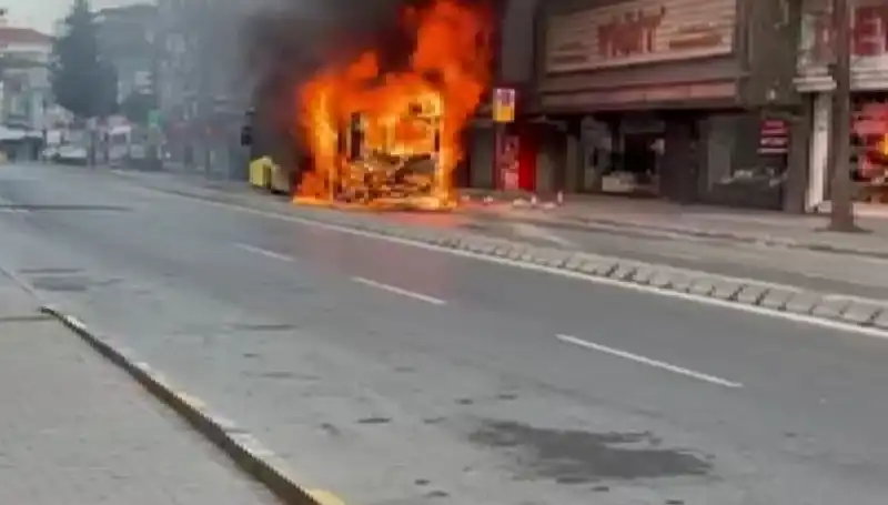 Ümraniye'de Yangın Korkusu: Ev Biranda Alev Alev Yandı