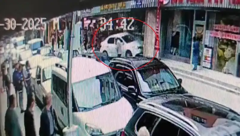 Alkollü Sürücü Mağazanın Kapısından İçeri Daldı: İki Çocuğun Hayatı Kurtuldu
