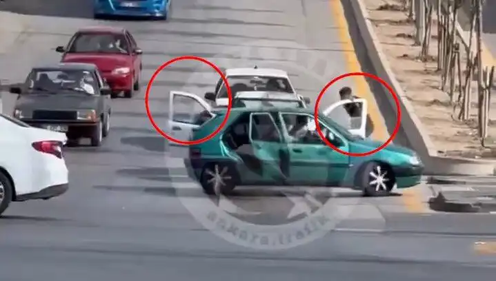 Trafikte Korkunç Saldırı: Bıçak ve Kılıçlarla Gözaltılar Gerçekleşti