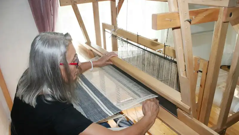 Eski Giysilerin İplerinden Üretilen Eşya Dünyası: Yeniden Dönüşüm Harikaları