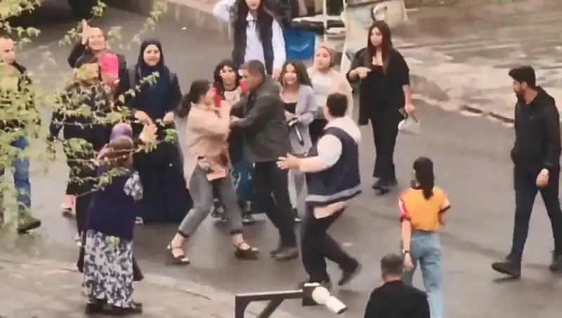 Adliye Önünde Tekme-Yumruklu Kavga: İki Taraf Arasındaki Gerilim Tırmanıyor