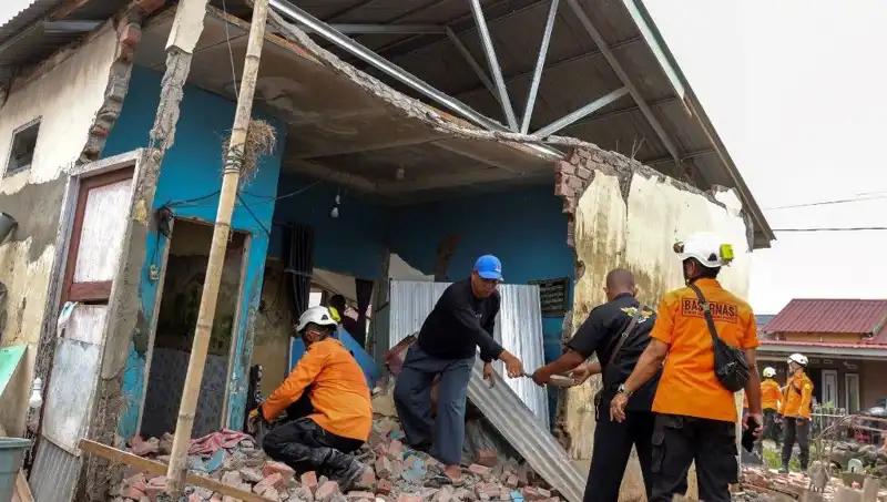Endonezya'da Şiddetli Deprem: 5,7 Büyüklüğünde Sarsıntı 8 Evi Yerde Bıraktı