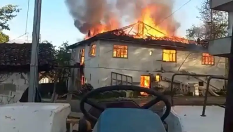 İki Katlı Evde Çıkan Yangın, Tüm Mahalleyi Sarsarak Korku Dolu Anlar Yaşattı