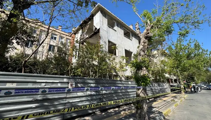 Bakırköy'de Metruk Bina Depremle Kısmen Göçtü: Yerel Halk Tedirgin