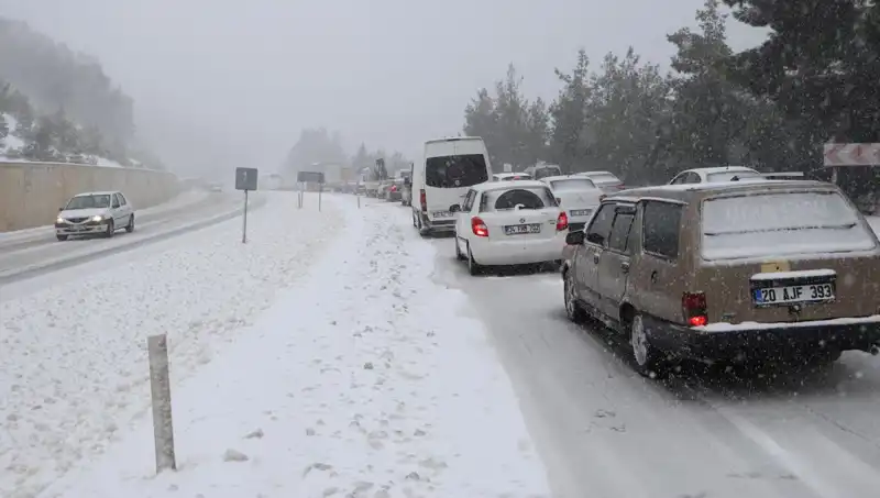 Denizli-Antalya Kara Yolunda Kar Fırtınası: Trafik Neden Kilitlendi?