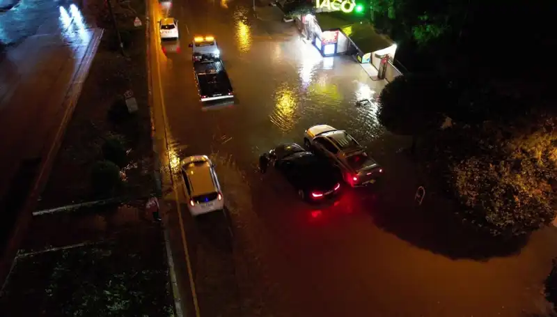 Adana'da Sağanak Yağış: Sokaklar Sular Altında, Vatandaşlar Zor Anlar Yaşıyor