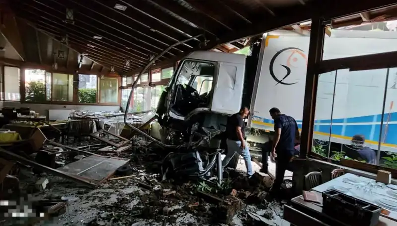 Freni Boşalan Kamyon, Restoranın Ortasında Dehşet Saçtı