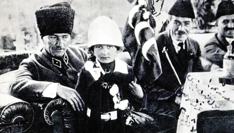 Unutulmaz Fotoğrafın Hikayesi: Bayramın Şapkasıyla Büyüleyici Anılar