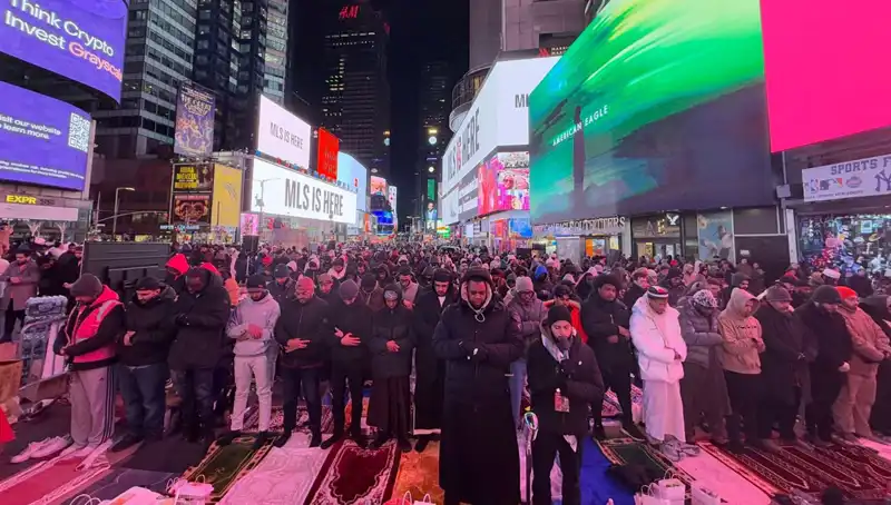 New York Times Meydanı'nda Tarihi Teravih Namazı: Birlik ve Dayanışmanın Sembolü