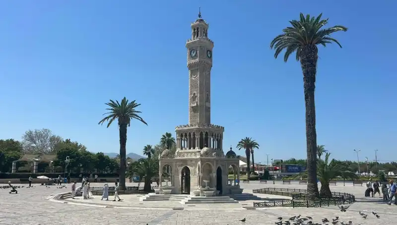 İzmir'de Termometreler Yükseliyor: Sıcak Havanın Etkileri ve Boşalan Meydanlar