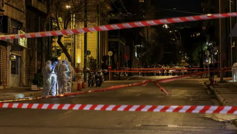 Atina'da Şüpheli Çantanın Patlaması: Savaş Alarmı mı, Yoksa Hata mı?