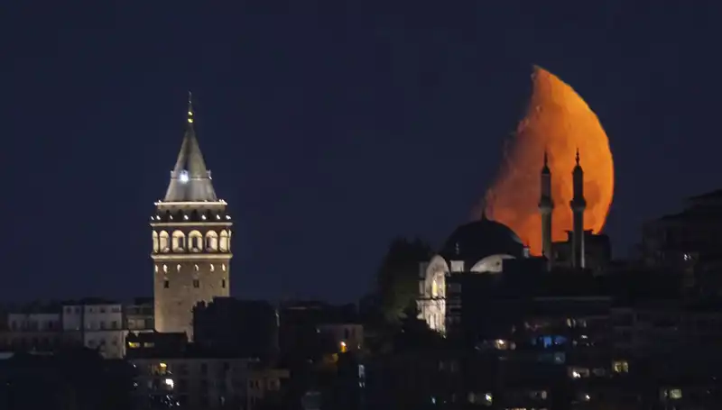 İstanbul'un Muhteşem Yarım Ayı: Geceye Düşen Büyüleyici Işıklar