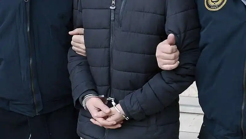 Samsun’da Hırsızlık ve Silahlı Tehdit Suçlusu Firari Hükümlü Ekipler Tarafından Yakalandı