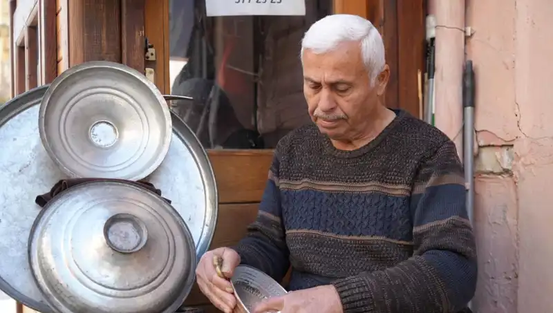 Geçmişin İzinde Kaybolan Meslekler: "O Günleri Mumla Arıyoruz"