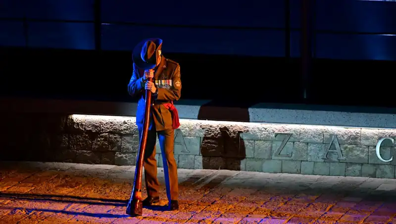 Anzak Koyu'nda Duygu Dolu Şafak Ayini: Anma Törenleri Renklendi