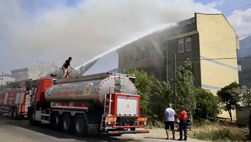Çatı Katında Çıkan Yangın: Korku Dolu Anlar ve Yangınla Mücadele