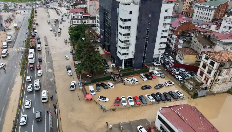 Trabzon'da Sel Felaketi: Çamur Altında Kaybolan Kişi İçin Arama Kurtarma Çalışmaları Devam Ediyor