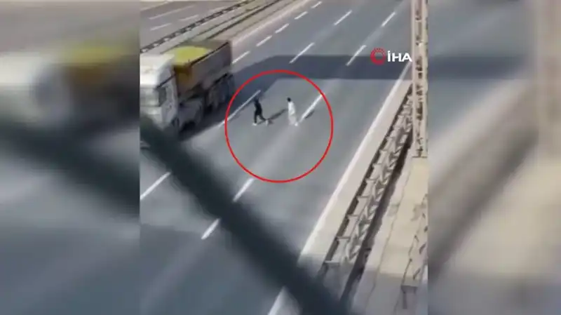 Tehlikeli Yolculuk Anları Kameralara Yansıdı: İzleyicileri Şoke Eden Görüntüler