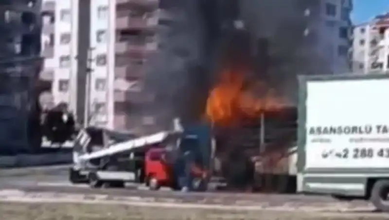 Alev Alev Yanan TIR: Küle Dönüşen Araç Kazasına Tanıklık Edin!