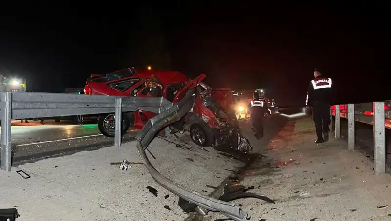 Bariyerlere Çarpan Otomobilin Feci Kazasında İki Hayat Kaybı: Detaylar Şoke Edici
