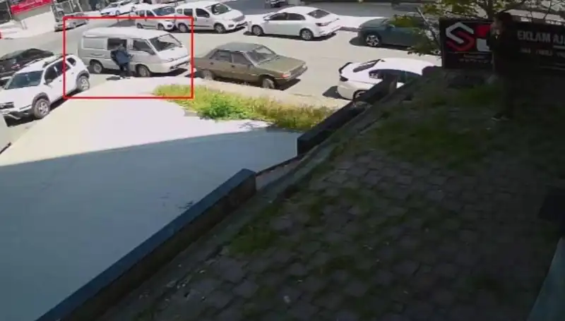 Aracını Çalmak İsteyen Hırsızı Elinde Yakaladı: Olayın Şaşırtıcı Detayları