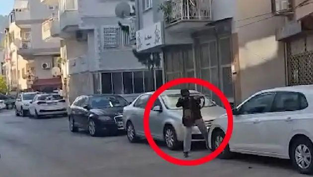 İzmir'de Gözaltına Alınan Saldırganla Çatışma Anları Kameralara Yansıdı