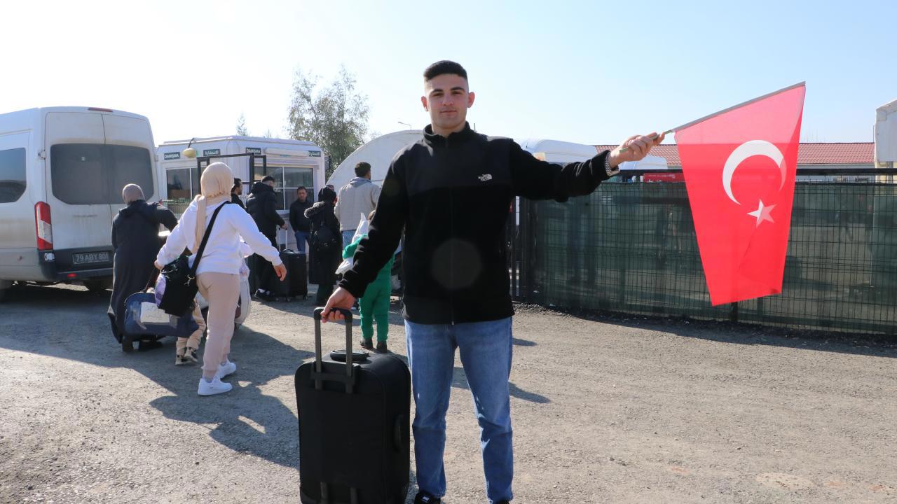 Suriye'den Türk bayrağıyla dönen Abdulkadir, evinin ortasına asacak