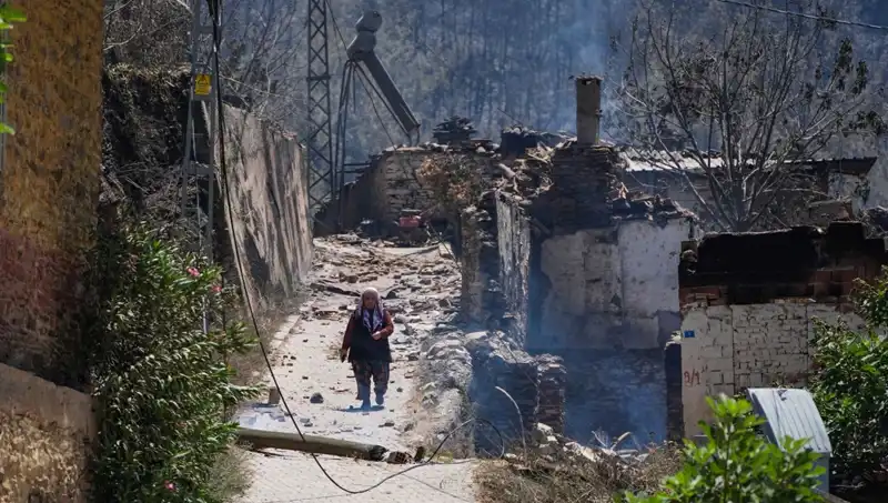 İzmir ve Bilecik'teki Yangınlar, 415 Bina ile Tarih Yazdı