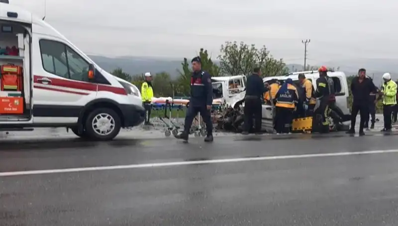 Denizli'de Korkutan Trafik Kazası: İki Araç Kafa Kafaya Çarpıştı