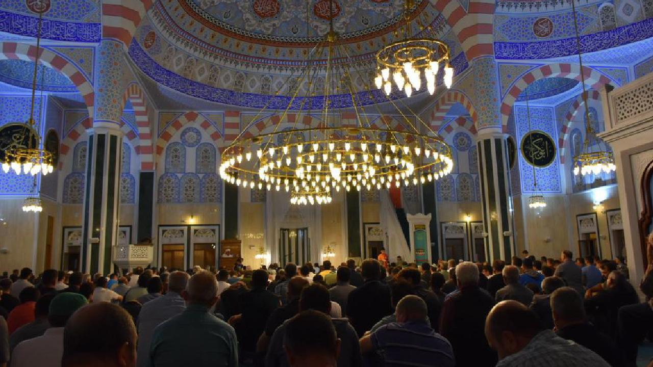 Dini Gecelerden Birinde Regaib Kandili Kutlanıyor