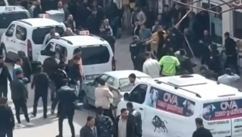 Erciş'te Taşlı Sopalı Kavga: 7 Gözaltı ile Sözde Barış Sağlandı!