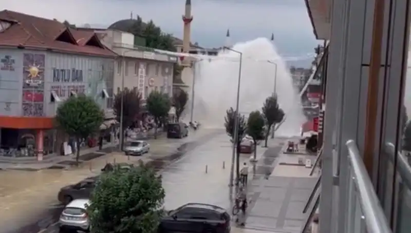 İçme Suyu Hattı Patladı: Şehirde Su Fışkırmaları Panik Yarattı