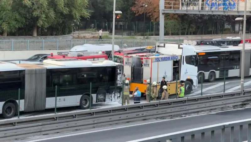İstanbul'da Metrobüs Yangını: Trafik Felç Oldu, Yolcular Panik İçinde