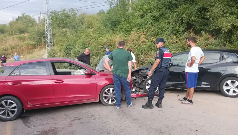 Karamürsel'de Trafik Kazası: Otomobiller Çarpıştı, 4 Yaralı