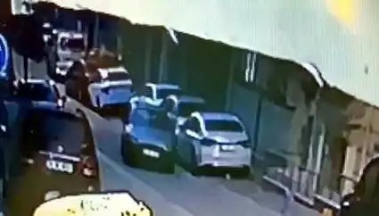 Esenyurt’ta Park Halindeki İki Araç Kazası: Sürücü Kaçtı!