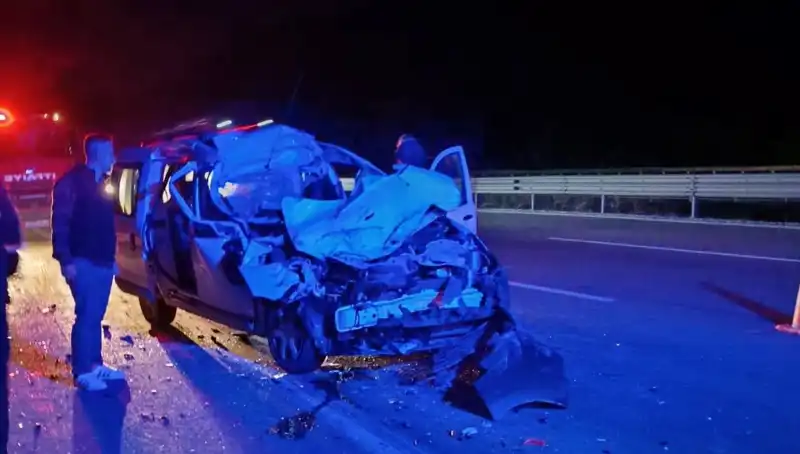Otoyolda Meydana Gelen Feci Kaza: TIR’a Çarpan Araç Hurdaya Döndü!