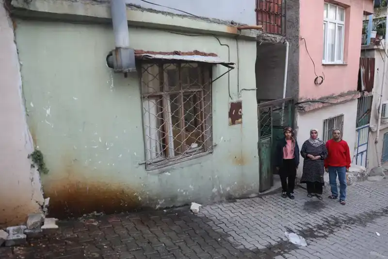 Banyosuz Tek Odalı Evde Dört Kişilik Hayat: Umut Dolu Mavi Oda