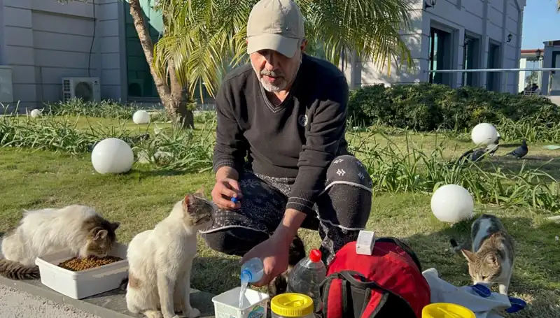 59 Yaşındaki Adamın İnanılmaz Hikayesi: Günde 8 Kilometre Yürüyerek Herkesin Takdirini Topluyor