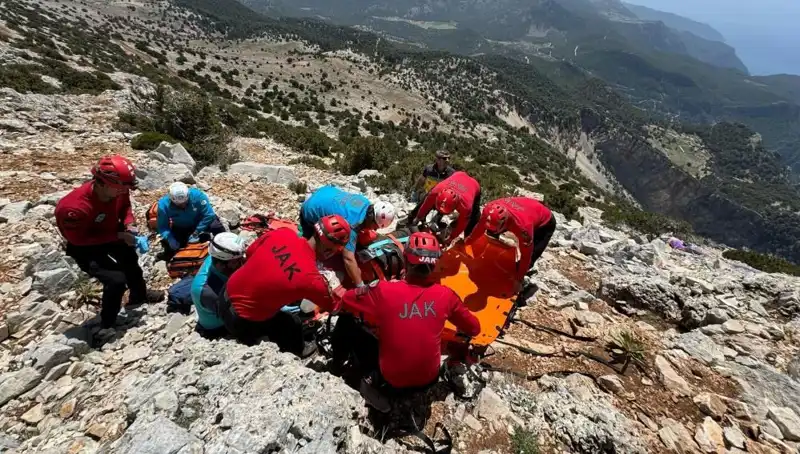 Fethiye'de Paraşüt Kazası: Kayalıklara Düşen 2 Kişi Hayatını Kaybetti