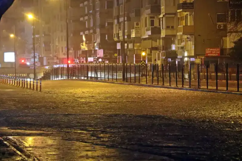 Antalya'da Şiddetli Yağışlar Hayatı Olumsuz Etkiledi: Yollar Gölleştikten Sonra Araçlar Mahsur Kaldı