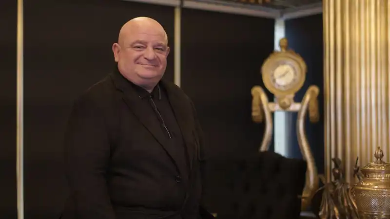 Moiz Mitrani: Tekstilden Finansa Uzanan Dünya Çapında Başarı Hikayesi