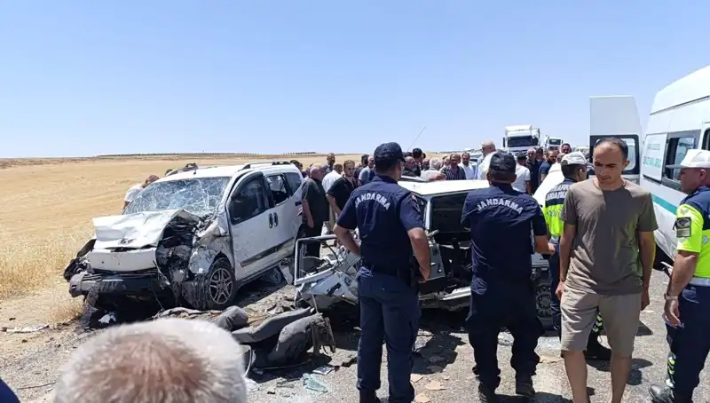 Otomobil ve Hafif Ticari Araç Çarpıştı: Kan Donduran Kaza 4 Can Aldı
