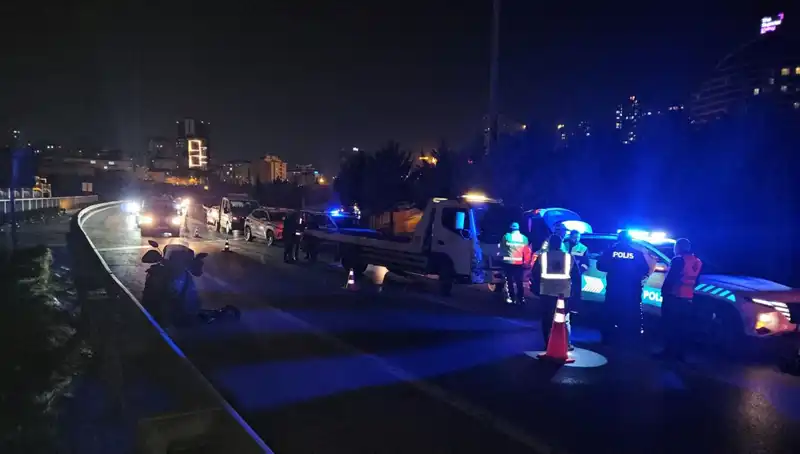 TEM Otoyolu'nda Yolda Yatan Kişiye Çarpan Araç Metrelerce Sürükledi