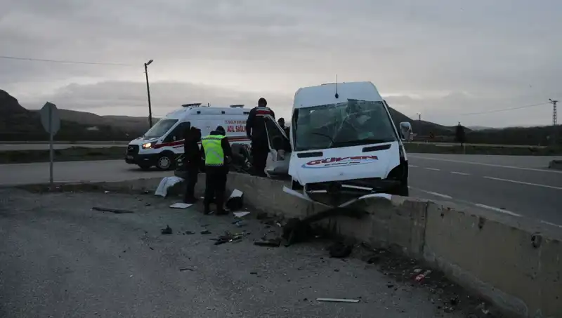İşçi Servisinin İstinat Duvarına Çarpması: Korkutan Kaza Detayları