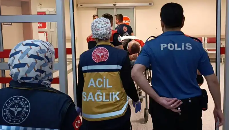 Merkezde Yoldan Çıkan Araç Kazaya Neden Oldu: İki Yaralı