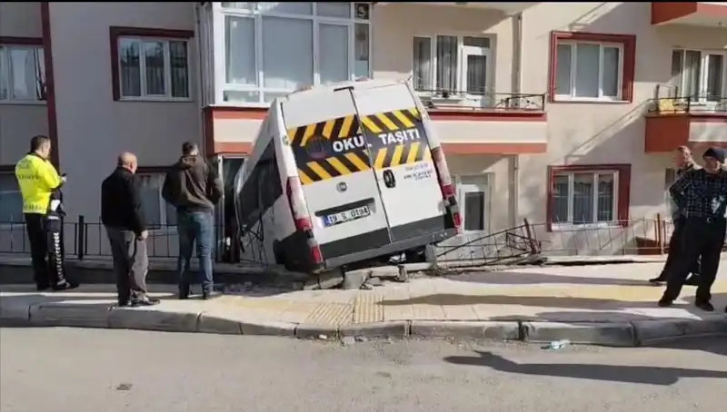 Okul Servisi Balkona Girdi: Şok Eden Kaza ve Yaralı Öğrenciler!