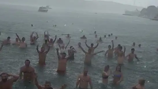 İstanbul Bebek Plajı'nda Yağmura Rağmen Denize Giren Kalabalık Dikkat Çekti