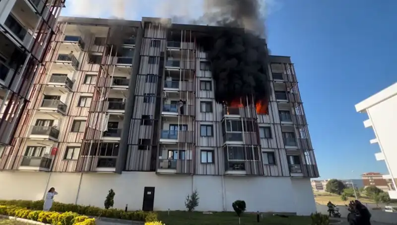 Çanakkale'de Yangın Korkusu: Vatandaşlar Geceyi Alevlerin Gölgesinde Geçirdi
