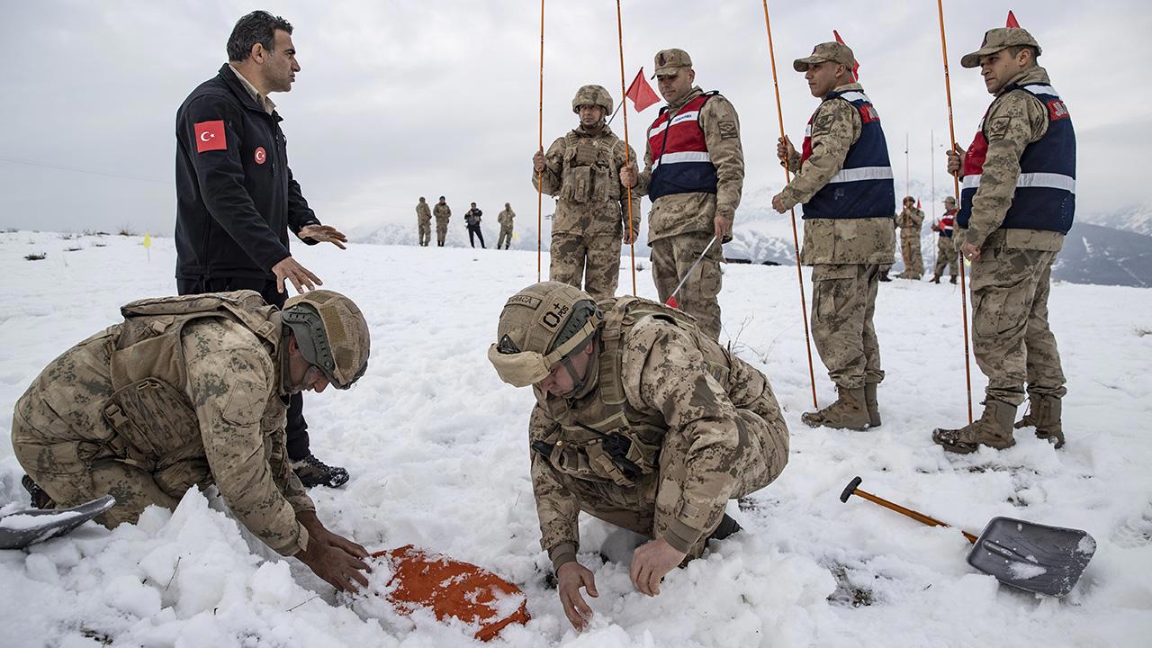 Komandolar Çığ Eğitimine Devam Ediyor